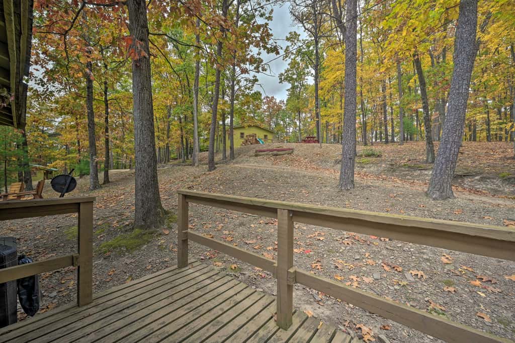1 Mi to Raystown Lake: 'Wyatt Earp Cabin' w/ Deck!