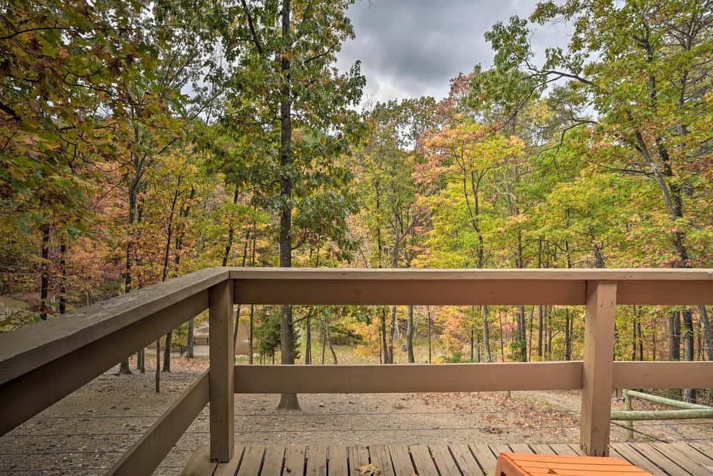 1 Mi to Raystown Lake: 'Wyatt Earp Cabin' w/ Deck!