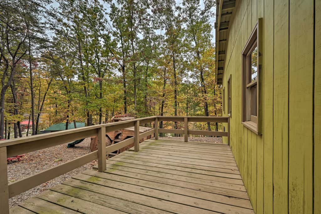 1 Mi to Raystown Lake: 'Wyatt Earp Cabin' w/ Deck!