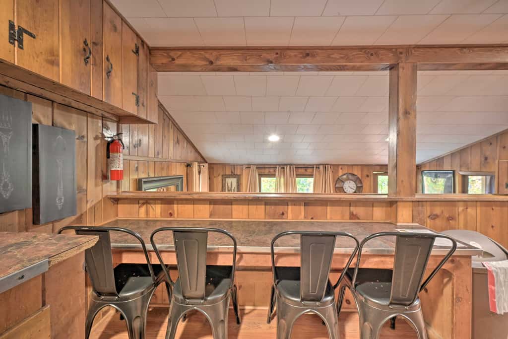 1 Mi to Raystown Lake: 'Wyatt Earp Cabin' w/ Deck!