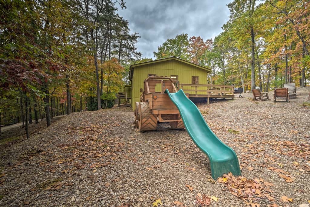 1 Mi to Raystown Lake: 'Wyatt Earp Cabin' w/ Deck!