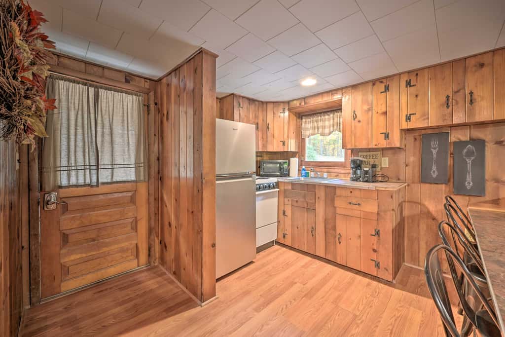 1 Mi to Raystown Lake: 'Wyatt Earp Cabin' w/ Deck!