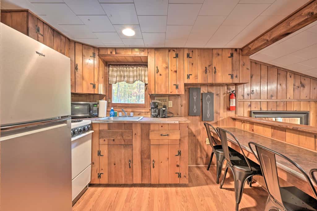 1 Mi to Raystown Lake: 'Wyatt Earp Cabin' w/ Deck!