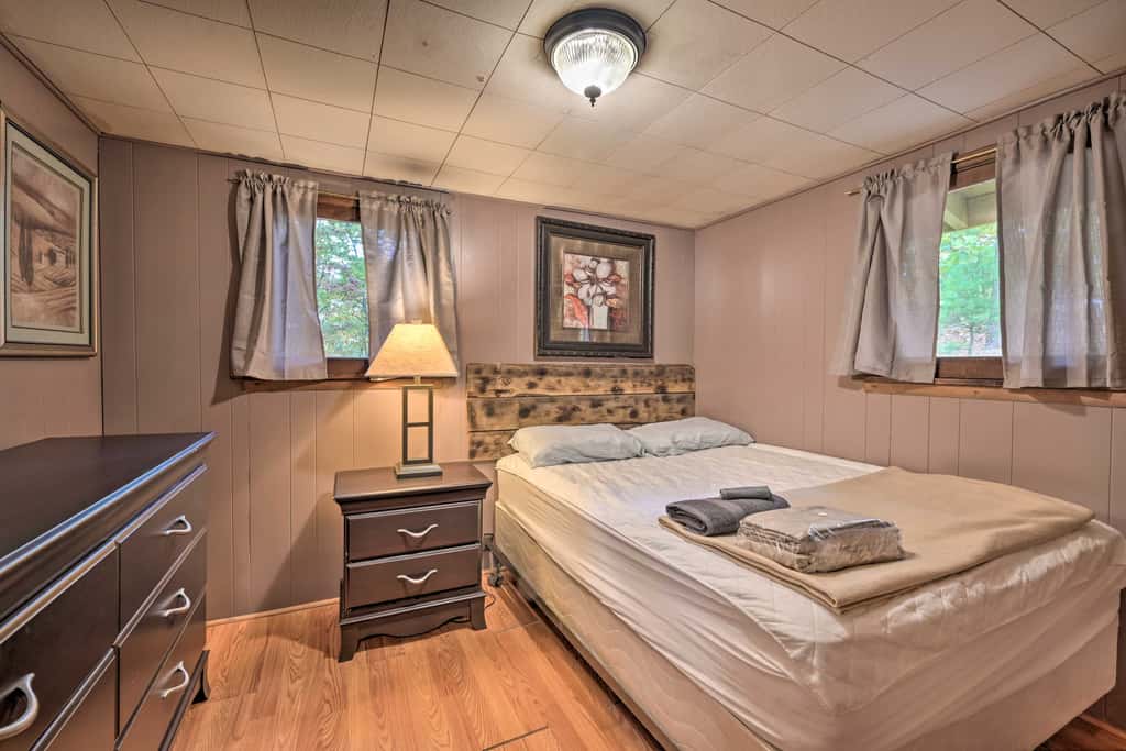 1 Mi to Raystown Lake: 'Wyatt Earp Cabin' w/ Deck!