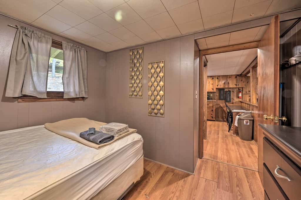 1 Mi to Raystown Lake: 'Wyatt Earp Cabin' w/ Deck!