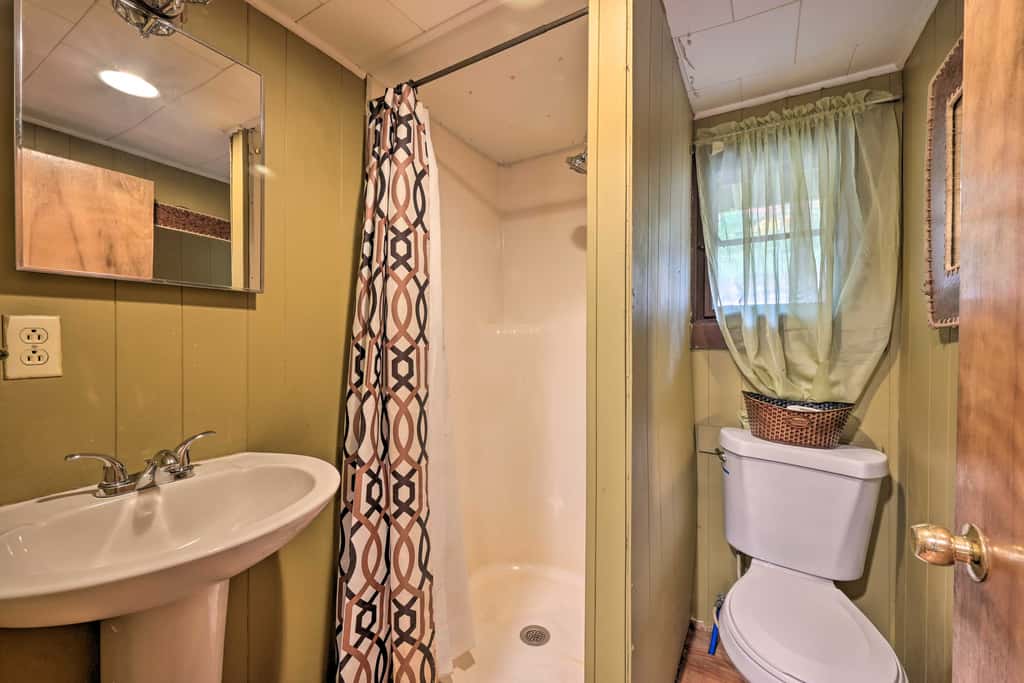 1 Mi to Raystown Lake: 'Wyatt Earp Cabin' w/ Deck!