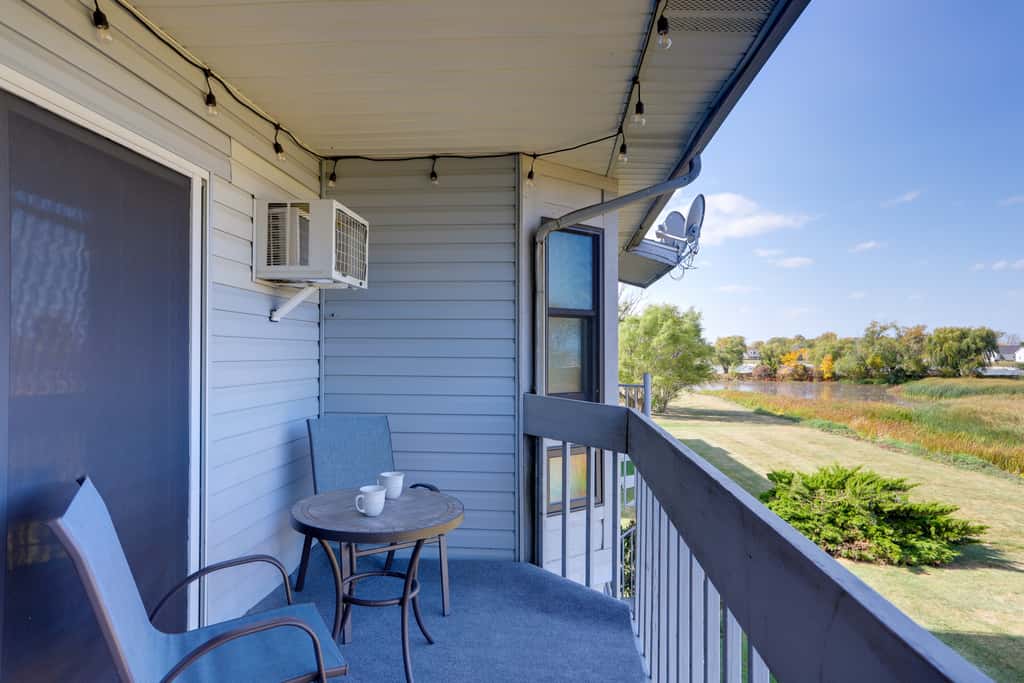 Pet-Friendly Oak Harbor Condo: Walk to Lake!