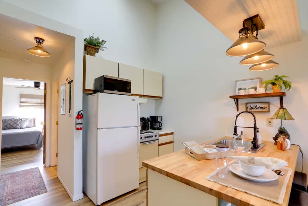 Pet-Friendly Oak Harbor Condo: Walk to Lake!