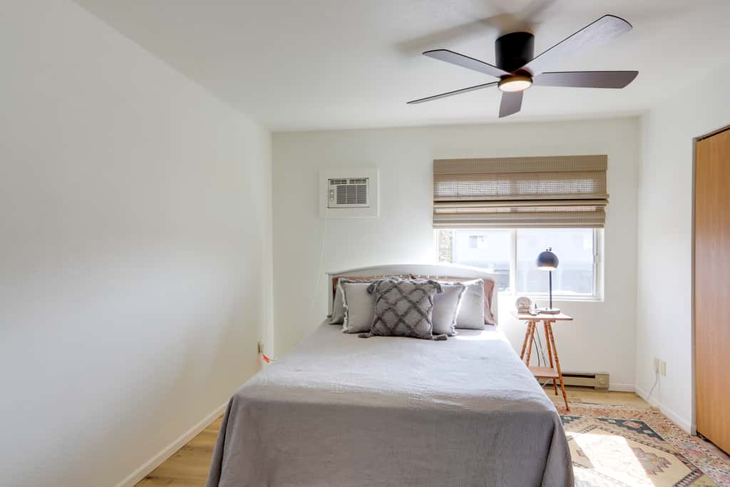 Pet-Friendly Oak Harbor Condo: Walk to Lake!