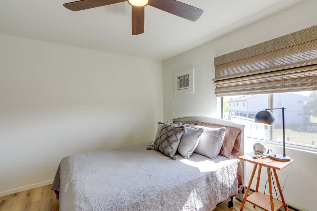 Pet-Friendly Oak Harbor Condo: Walk to Lake!