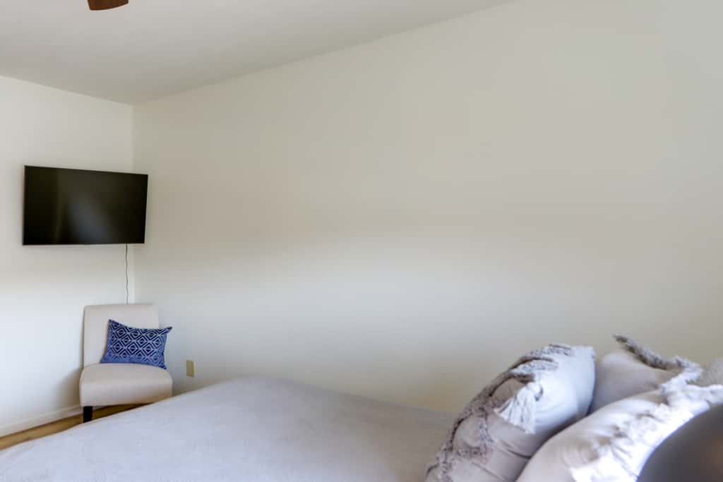 Pet-Friendly Oak Harbor Condo: Walk to Lake!