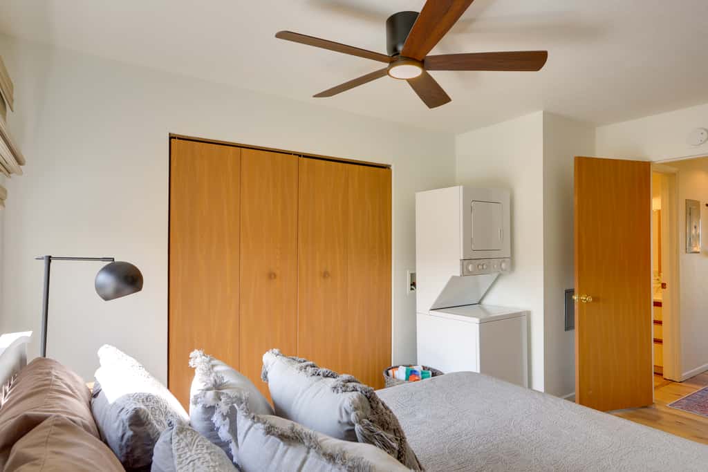 Pet-Friendly Oak Harbor Condo: Walk to Lake!