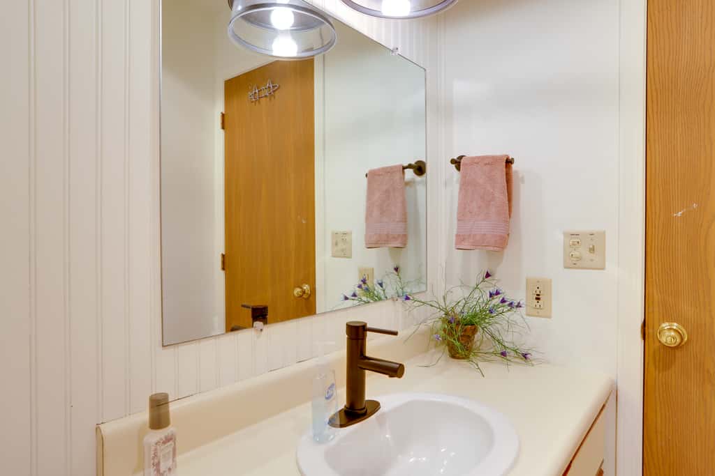 Pet-Friendly Oak Harbor Condo: Walk to Lake!