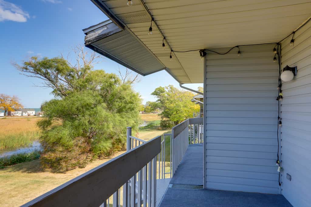 Pet-Friendly Oak Harbor Condo: Walk to Lake!