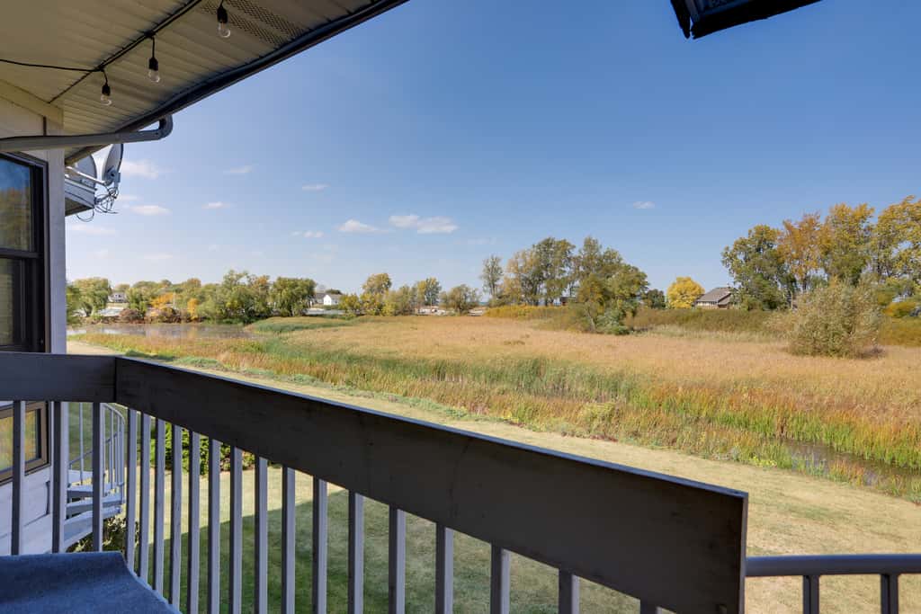 Pet-Friendly Oak Harbor Condo: Walk to Lake!
