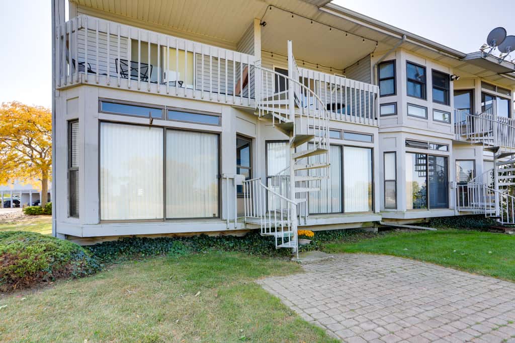 Pet-Friendly Oak Harbor Condo: Walk to Lake!