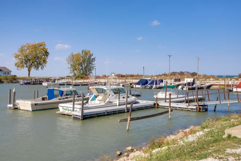 Pet-Friendly Oak Harbor Condo: Walk to Lake!