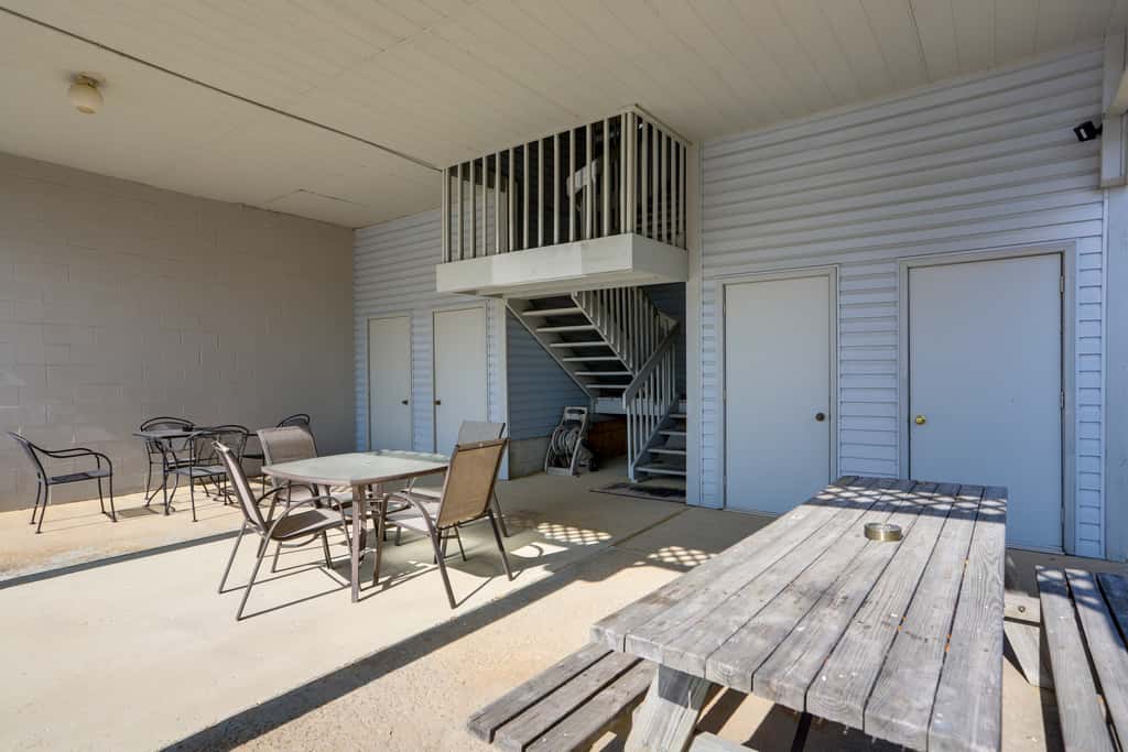 Pet-Friendly Oak Harbor Condo: Walk to Lake!