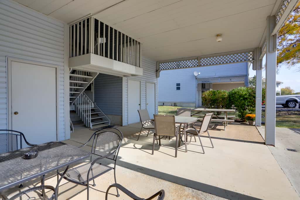 Pet-Friendly Oak Harbor Condo: Walk to Lake!