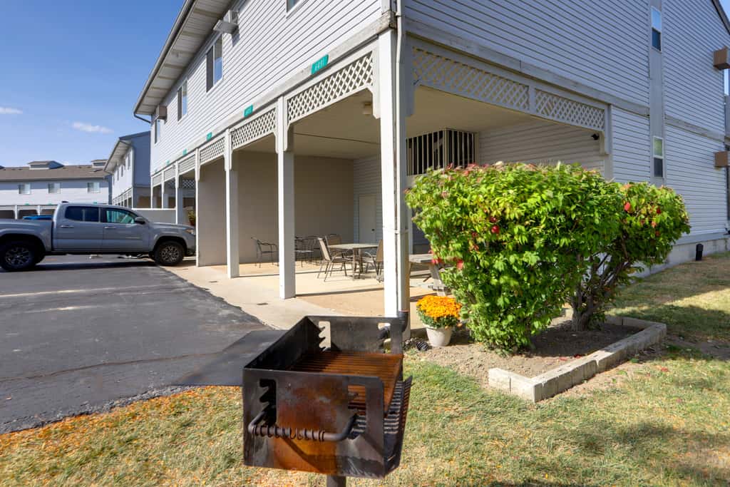 Pet-Friendly Oak Harbor Condo: Walk to Lake!