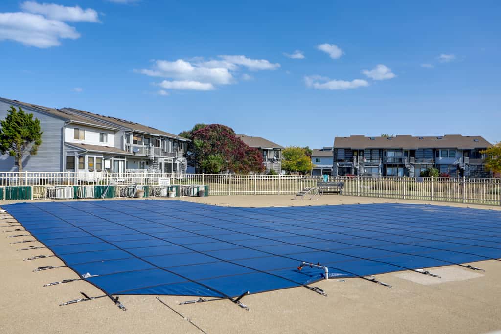 Pet-Friendly Oak Harbor Condo: Walk to Lake!