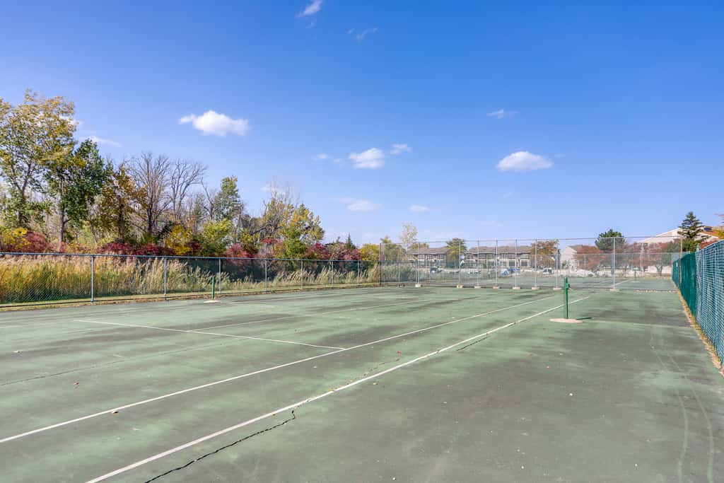 Pet-Friendly Oak Harbor Condo: Walk to Lake!