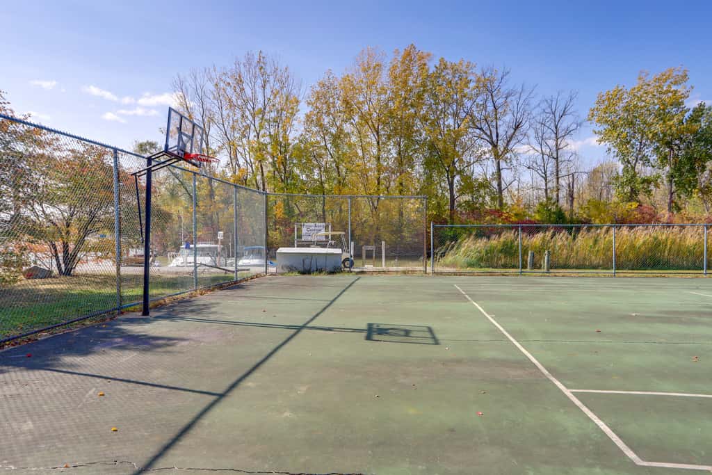 Pet-Friendly Oak Harbor Condo: Walk to Lake!
