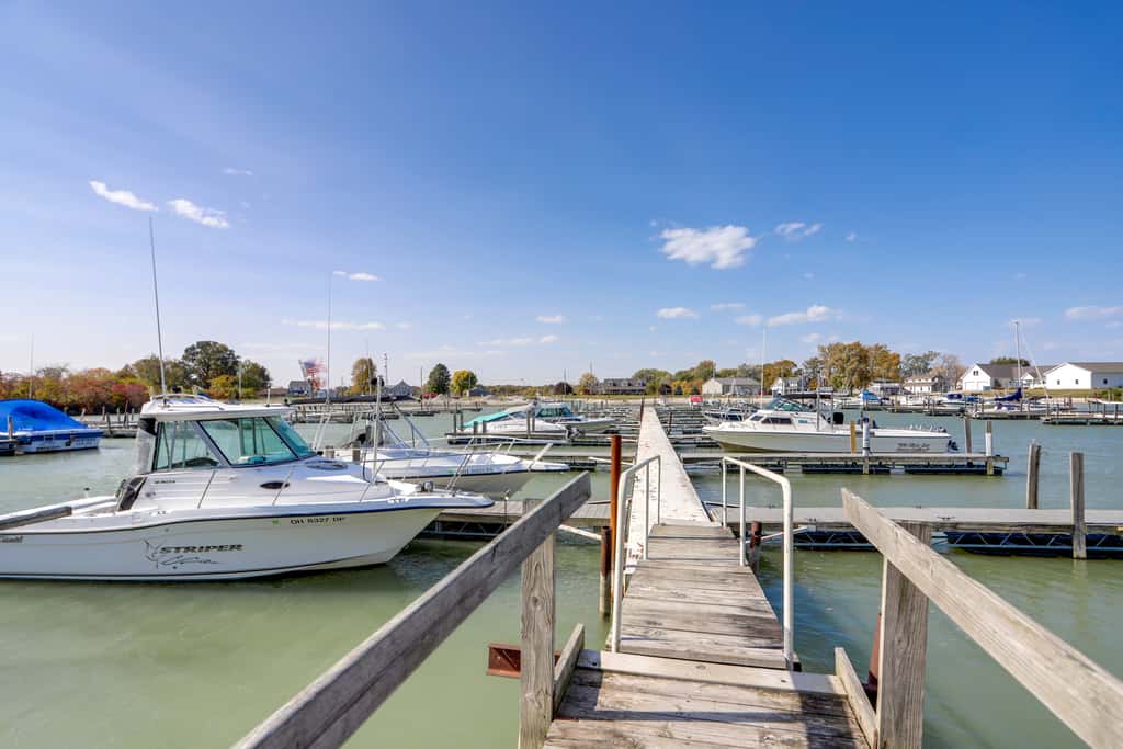 Pet-Friendly Oak Harbor Condo: Walk to Lake!