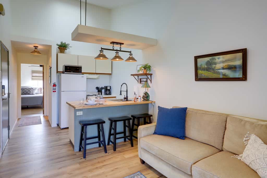 Pet-Friendly Oak Harbor Condo: Walk to Lake!