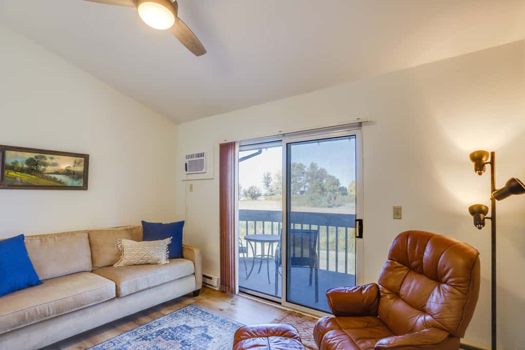 Pet-Friendly Oak Harbor Condo: Walk to Lake!