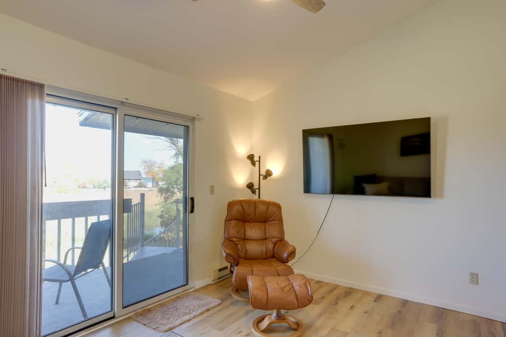 Pet-Friendly Oak Harbor Condo: Walk to Lake!