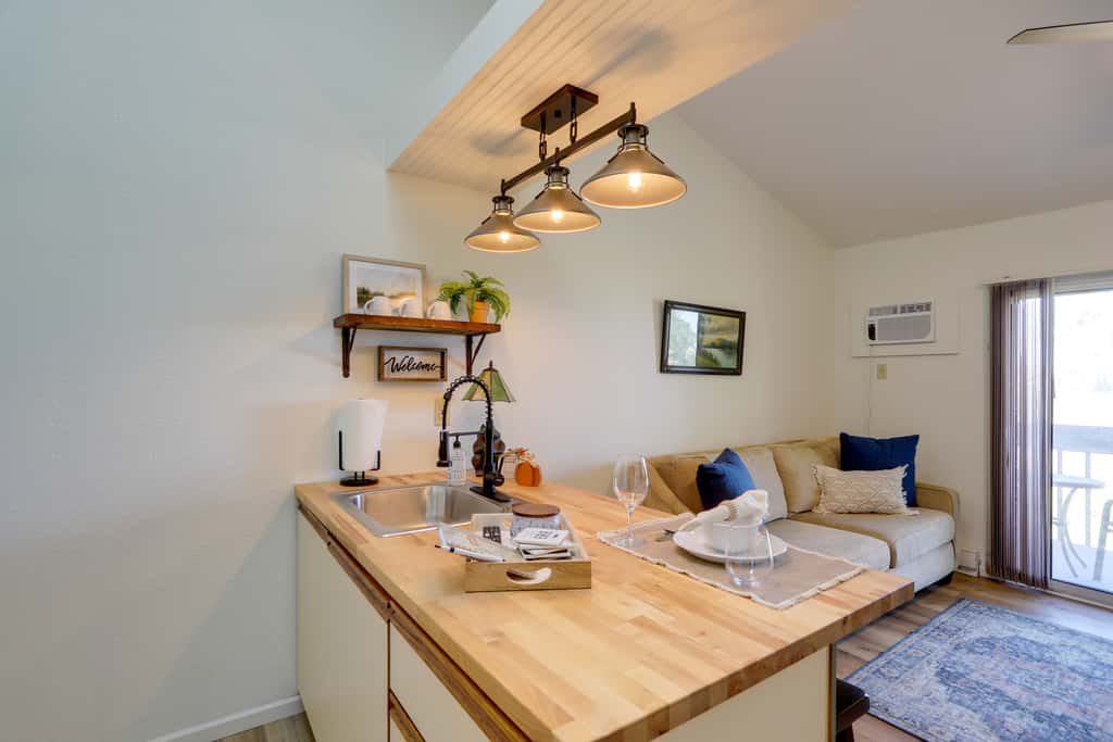 Pet-Friendly Oak Harbor Condo: Walk to Lake!