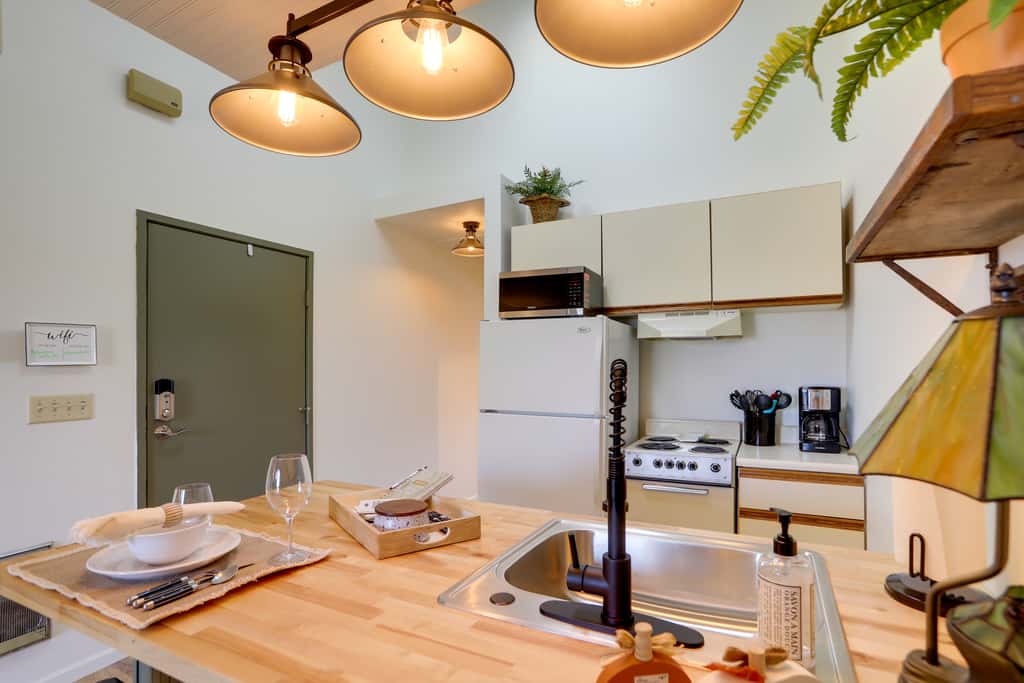 Pet-Friendly Oak Harbor Condo: Walk to Lake!