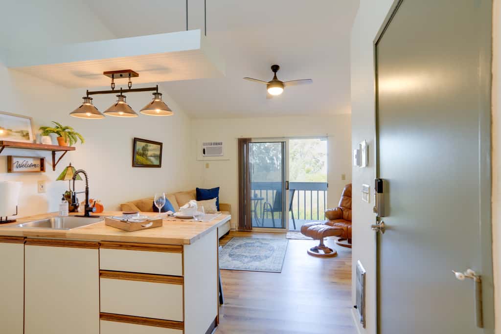 Pet-Friendly Oak Harbor Condo: Walk to Lake!