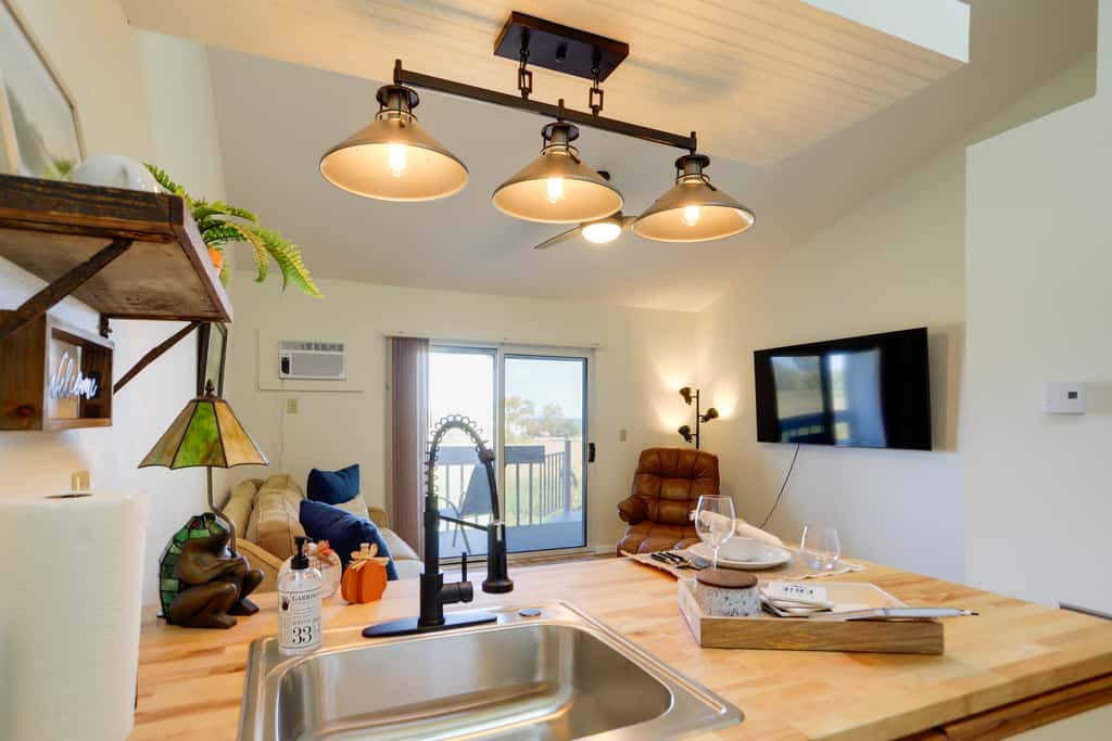 Pet-Friendly Oak Harbor Condo: Walk to Lake!