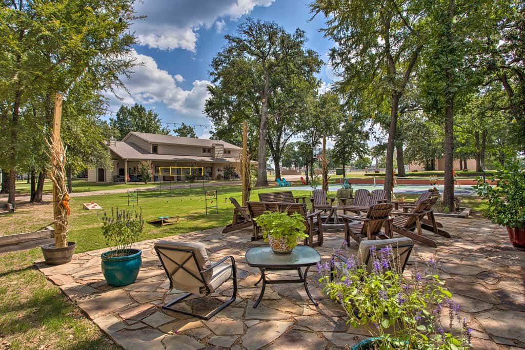 Kingston Home w/ Pickleball: Steps to Lake Texoma!