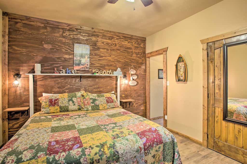 Kingston Home w/ Pickleball: Steps to Lake Texoma!