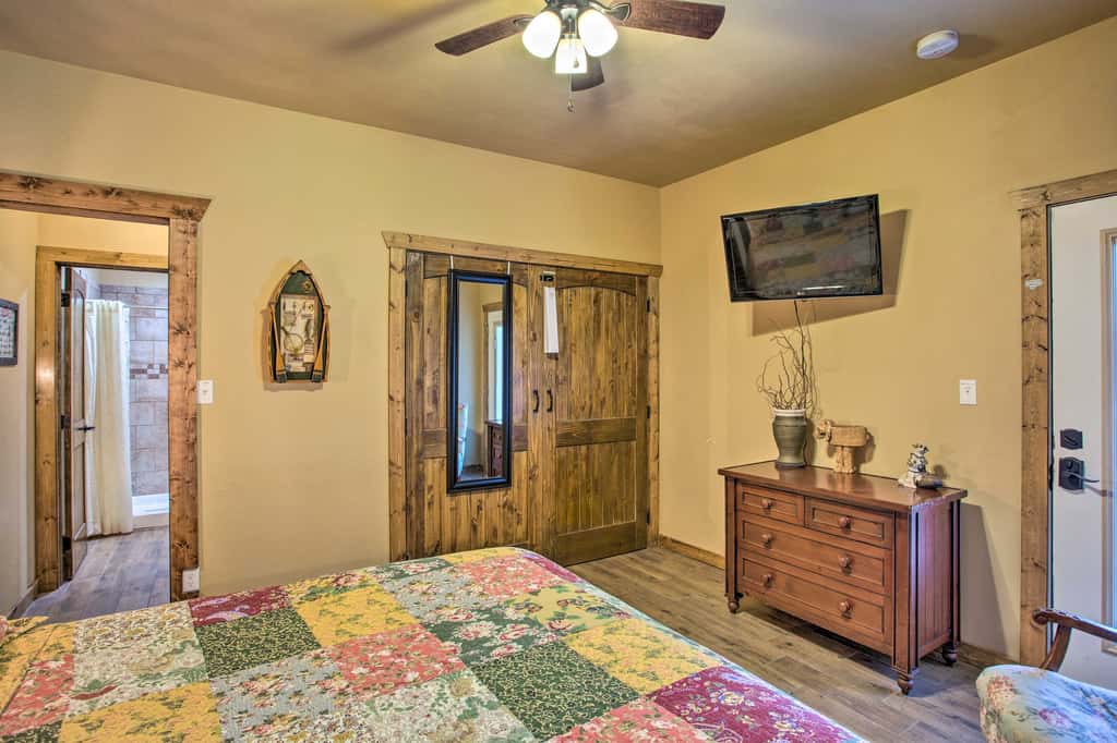 Kingston Home w/ Pickleball: Steps to Lake Texoma!