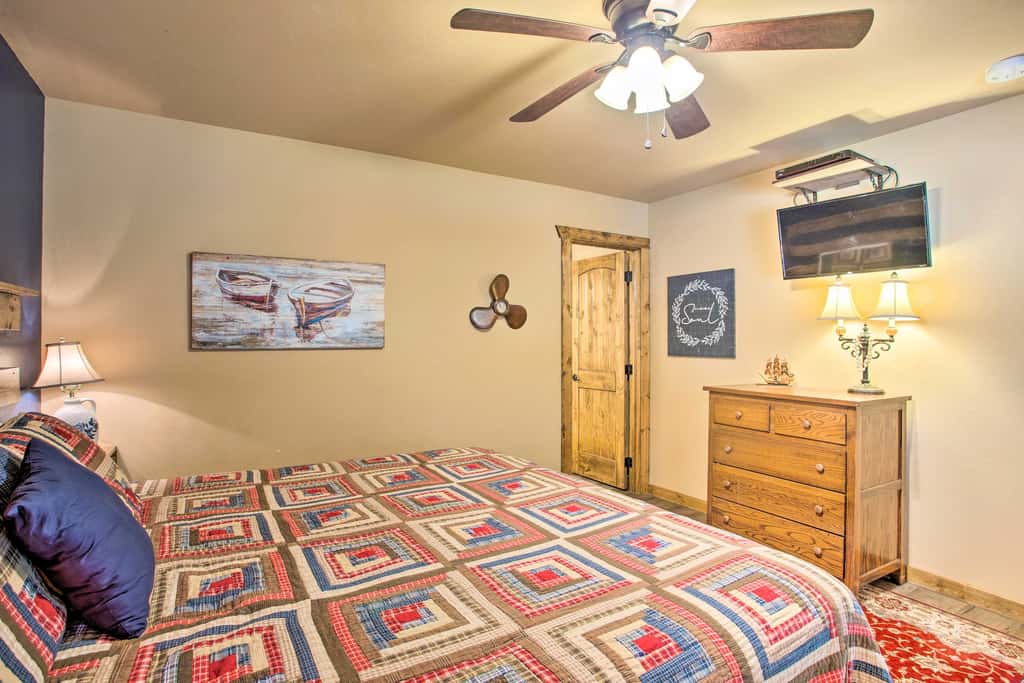 Kingston Home w/ Pickleball: Steps to Lake Texoma!