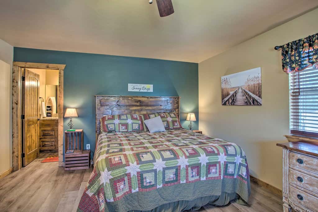Kingston Home w/ Pickleball: Steps to Lake Texoma!