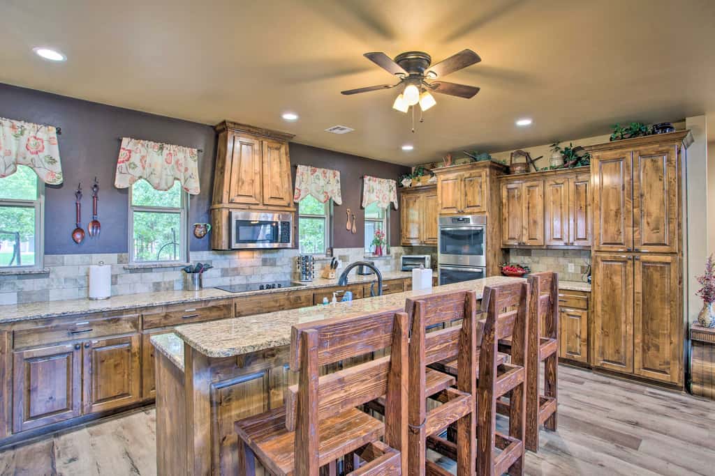 Kingston Home w/ Pickleball: Steps to Lake Texoma!