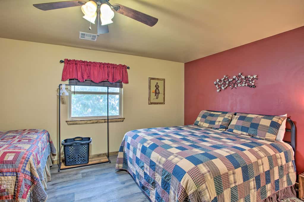 Kingston Home w/ Pickleball: Steps to Lake Texoma!