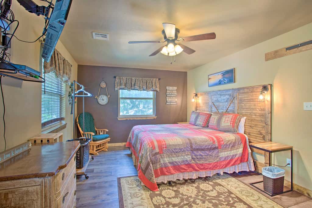 Kingston Home w/ Pickleball: Steps to Lake Texoma!
