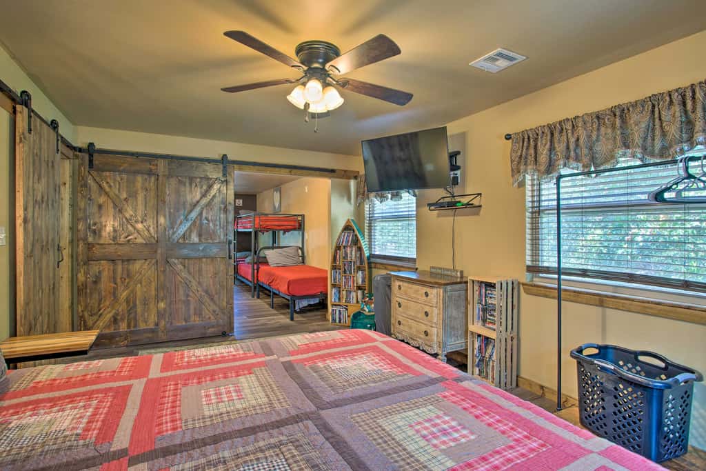 Kingston Home w/ Pickleball: Steps to Lake Texoma!
