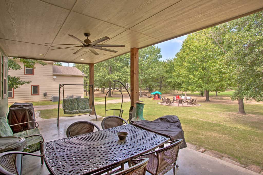 Kingston Home w/ Pickleball: Steps to Lake Texoma!