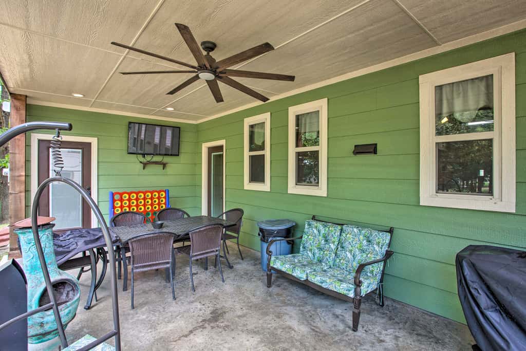 Kingston Home w/ Pickleball: Steps to Lake Texoma!