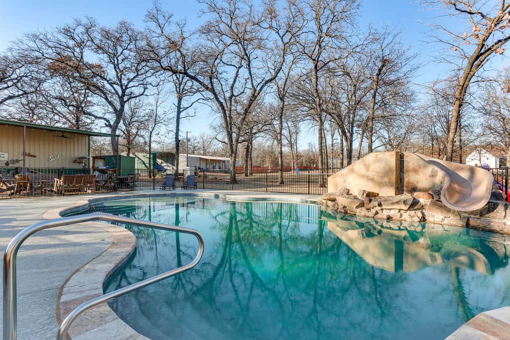 Kingston Home w/ Pickleball: Steps to Lake Texoma!