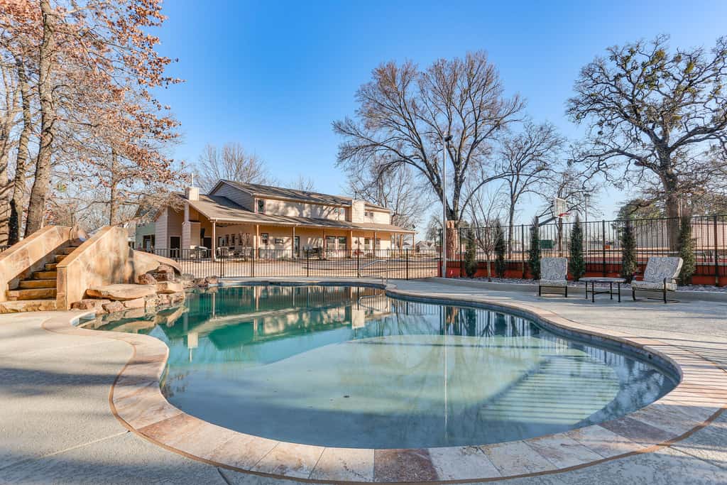 Kingston Home w/ Pickleball: Steps to Lake Texoma!