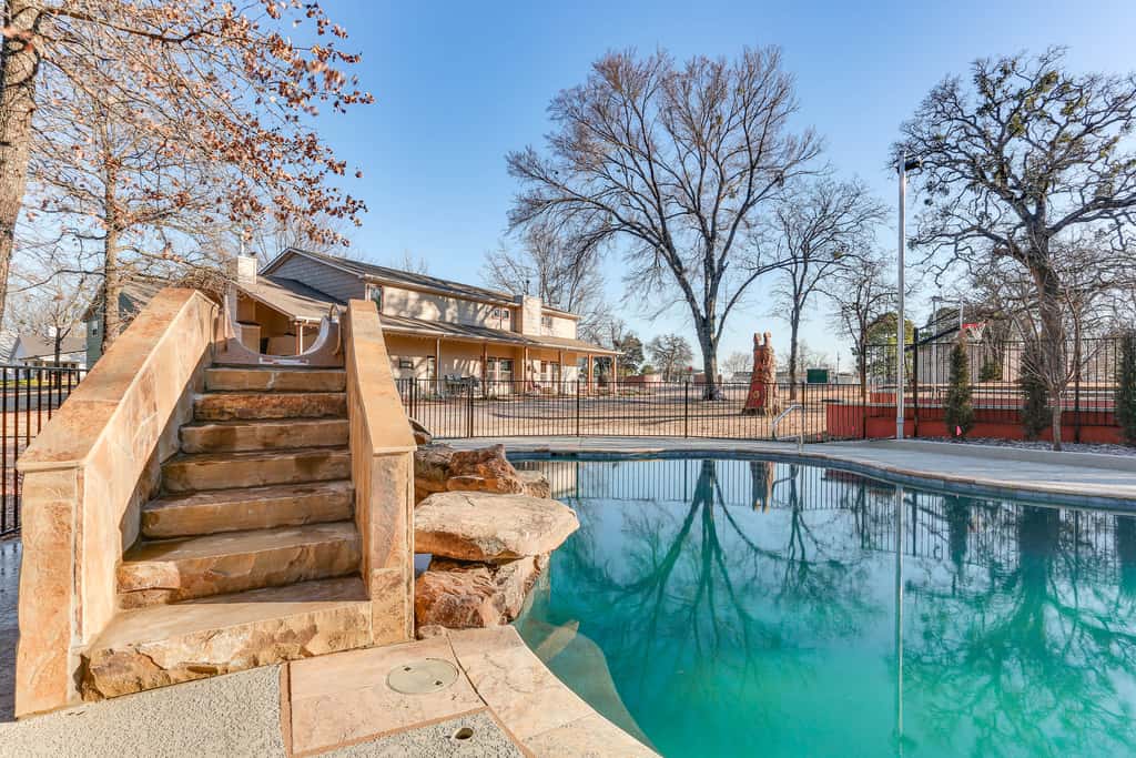 Kingston Home w/ Pickleball: Steps to Lake Texoma!