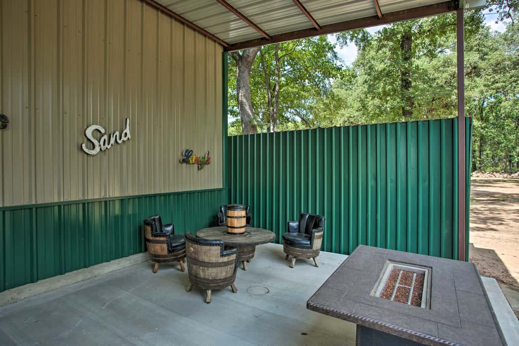 Kingston Home w/ Pickleball: Steps to Lake Texoma!